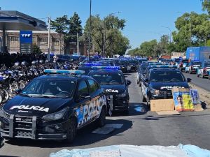 Persisten las protestas policiales frente a la Jefatura