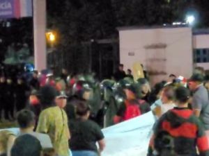 Persisten las protestas policiales frente a la Jefatura