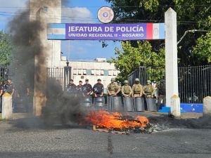 Continúa la protesta policial frente a Jefatura: el Gobierno provincial revierte los pases a disponibilidad