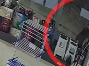 Robó una moto estacionada en segundos y frente a las cámaras de seguridad