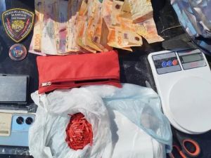 Intentaron escapar en moto y los detuvieron con droga y dinero