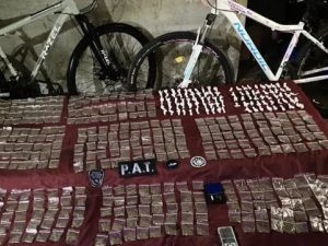 Escondían droga dentro de una cubierta de auto: cuatro detenidos