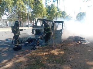 Incendio de camioneta en Presidente Perón: dos hombres lograron escapar ilesos