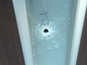 Ráfaga de disparos contra el frente de una farmacia de zona sur