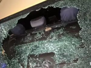 Un trapito destrozó un taxi mientras le arrojaba piedras a una motociclista