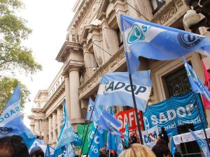 Reclamo docente en el centro rosarino: exigen un incremento salarial