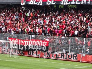 Banderazo con lluvia y apoyo: Newell’s cerró la previa del clásico sin incidentes graves