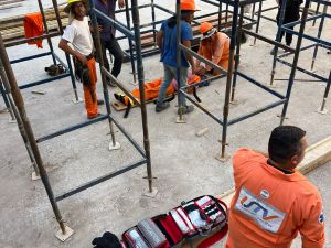 Un hombre cayó de 6 metros de altura y fue salvado por los bomberos