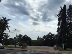 Un sábado con humedad y cielo parcial en la ciudad