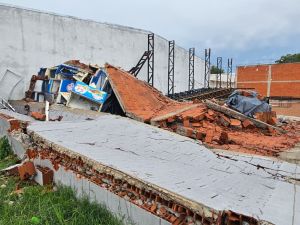 Las fuertes ráfagas provocaron el derrumbe del paredón de una iglesia