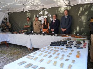 Secuestraron un arsenal de armas enterrado en Roldán y detuvieron a tres personas