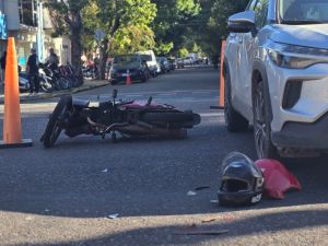 Fuerte siniestro vial entre una moto y una camioneta