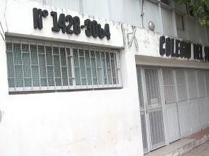 Hallaron una bandera intimidatoria en la entrada de una escuela