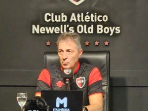 Kudelka analizó la derrota en el clásico y el complejo presente del equipo