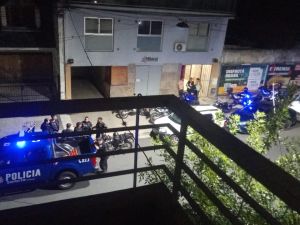 Amenazas contra un edificio: dejaron una nota intimidatoria y prendieron fuego un trapo