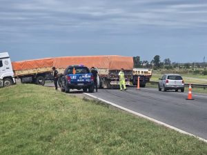 Intentó cambiar el sentido de circulación en la autopista a Buenos Aires y provocó un choque de camiones