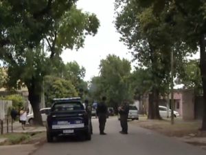 Dejaron una bandera con amenazas en el frente de una escuela