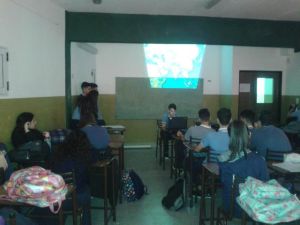 Una escuela implementó la prohibición de celulares en clase y propone juegos en los recreos