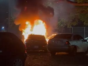 Se incendió un auto estacionado: vecinos sospechan de un ataque vandálico