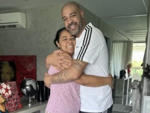 Adriano reveló que su madre sufrió una estafa y lanzó una dura advertencia al ladrón: “Vas a ver al diablo bajar a la tierra”