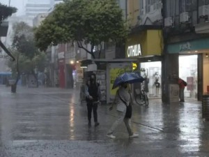 La ciudad de Rosario sigue bajo alerta meteorológico y piden tomar precauciones