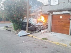 Huida a toda velocidad en Mar del Plata: atropelló a una ciclista y su auto se prendió fuego