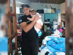 Misiones: Policía encuentra a una beba sola en una casa y la rescata