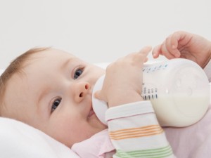 Nestlé retira del mercado leche de fórmula para bebés por posible presencia de toxina