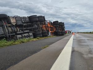 Intensa tormenta en Rosario y la zona: camiones volcados y rutas cortadas entre Armstrong y Tortugas