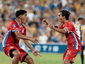 Rosario Central perdió sobre la hora, Belgrano se lo dio vuelta y arrancó el apertura con una derrota