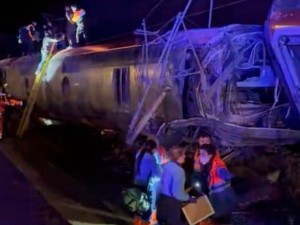 El número de muertos se eleva a 21 por el descarrilamiento de dos trenes en España y no se descarta que las víctimas fatales aumenten