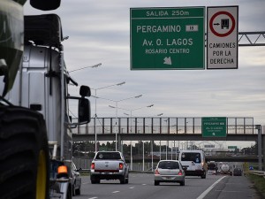 Tres detenidos por arrojar escombros y dañar autos en Circunvalación