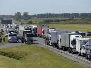 Largas filas de camiones por la cosecha gruesa