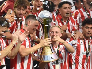 Estudiantes le ganó a Platense y cerró el 2025 ganando el trofeo de campeones