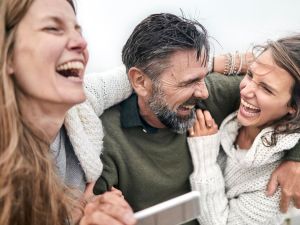 Reírse en momentos inapropiados: qué dice la ciencia sobre este fenómeno