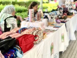 Comenzó la feria escolar en la plaza Pringles con más de 60 emprendimientos