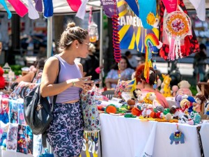 Feria Especial de Reyes y colecta solidaria en la plaza Pringles