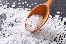 ¿La sal limpia energías? Qué dice la ciencia sobre uno de los rituales más populares