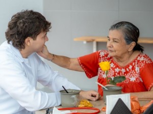 Ecuador: Jandino lidera una cruzada solidaria para donar prótesis y devolver esperanza