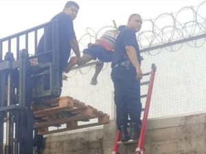 Un ladrón quedó enganchado en alambres de púa al intentar huir tras intento de robo en un supermercado