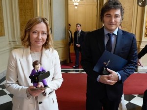 Giorgia Meloni subastará regalos de líderes mundiales, incluida la miniatura de Milei con motosierra