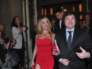 Milei se mostró en un teatro de Mar del Plata y crecen las versiones de acercamiento con Fátima Florez