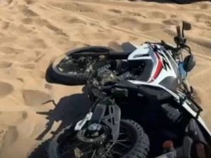 Villa Gesell: un motociclista de 28 años murió al caerse de un médano