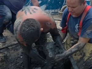 VIDEO: emotivo rescate de “Capitán” un perro atrapado en una tubería de aguas servidas y barro
