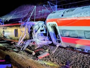 Al menos siete muertos y 25 heridos graves por el descarrilamiento de dos trenes de alta velocidad en España