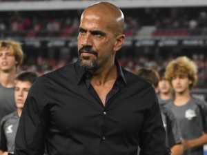 Verón desafía la sanción y acompañará al Pincha desde la tribuna